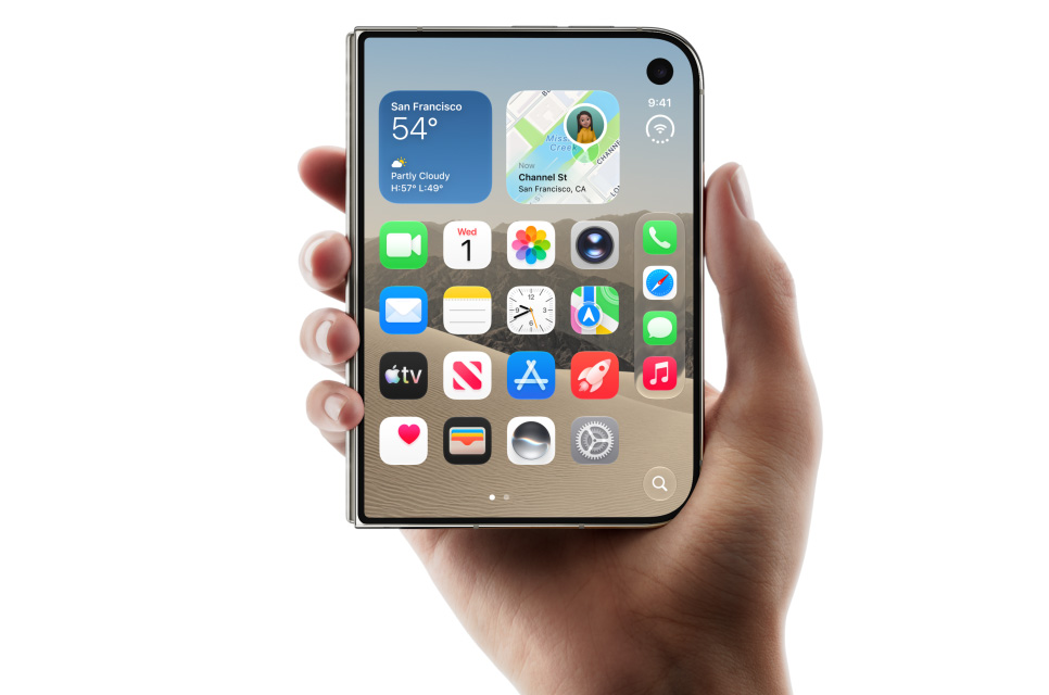 iPhone Duo cerrado, sostenido en una mano. Imagen oficial de Apple